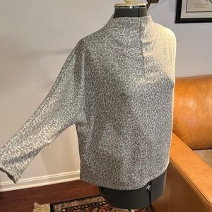 EUC Banana Republic Grey leopard print sweater Sz: XS 💎
